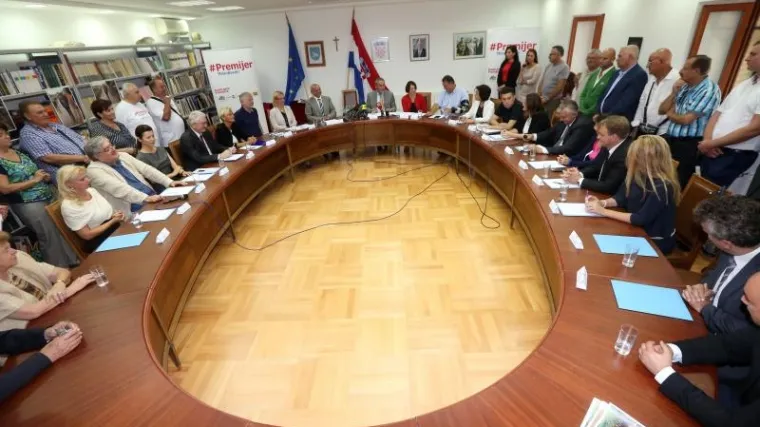 U Kninu održao prvu sjednicu svoje 'vlade'