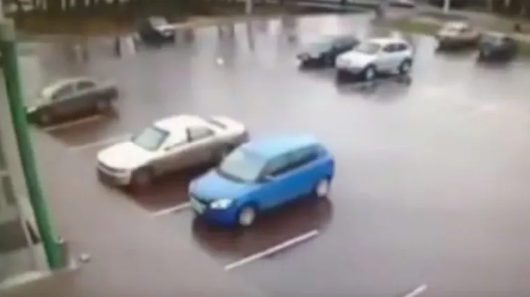 Bakica se zaigrala: u samo nekoliko sekundi udarila 14 vozila i napravila &scaron;tetu od 25.000 eura