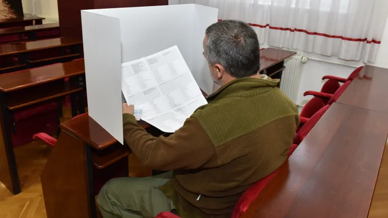 Hrvatski državljani iz cijelog svijeta krenuli na glasanje: nema gužvi, sve teče uredno i po planu