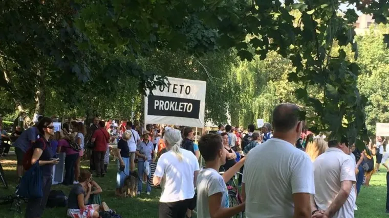 Okupilo se oko 2000 građana, ne žele izgradnju crkve u svom parku