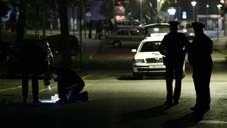 Nakon potjere izre&scaron;etan automobil na Aveniji Gojka &Scaron;u&scaron;ka, dvojica ranjena!