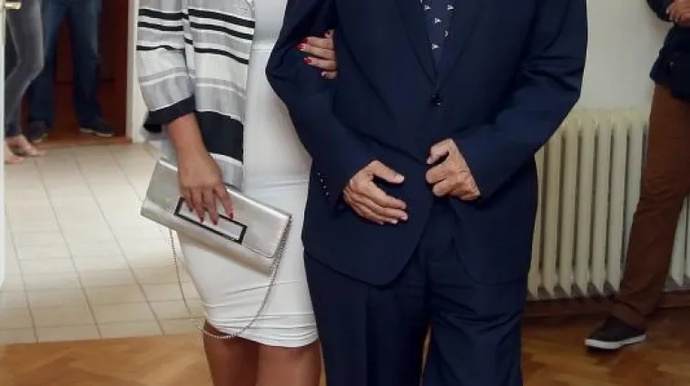 SUPRUGA I KĆI ZASJENILE REINERA: Odjenule preuske haljine i stavile previ&scaron;e &scaron;minke