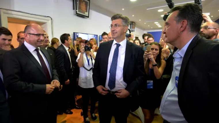 Plenković vidno zadovoljan do&scaron;ao u stranku, Brkić: 'Pokazali smo da smo najjači'