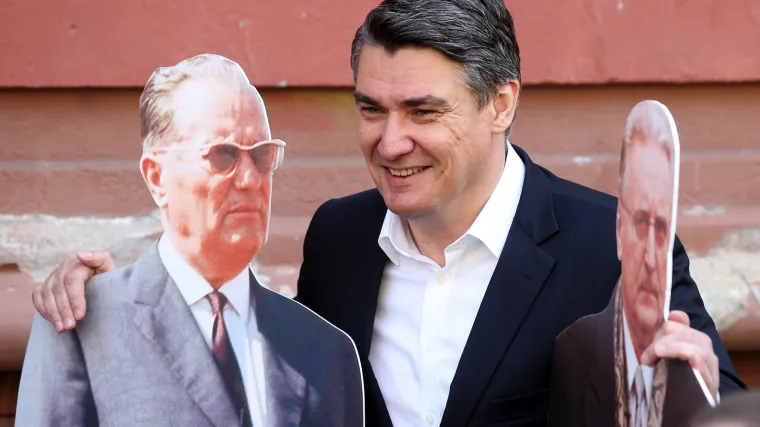 Milanović nakon glasanja s osmijehom na licu pozirao s kartonskim Titom i Tuđmanom