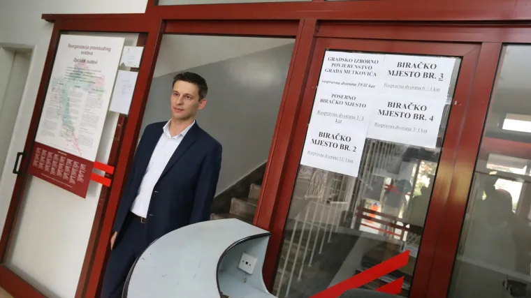 Petrov glasao na svom biračkom mjestu u Metkoviću: 'Dajte glas za budućnost Hrvatske'