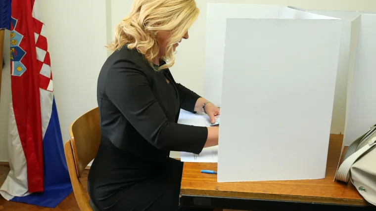Predsjednica fotografirala svoj glasački listić, iz njenog Ureda i DIP:a poručuju: 'Nije učinila ni&scaron;ta protuzakonito'