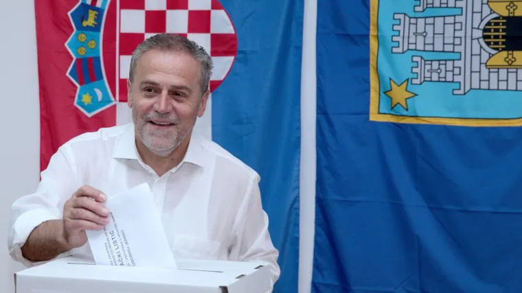 Milan Bandić prvi glasao, ali i prvi prekr&scaron;io izbornu &scaron;utnju na Facebooku