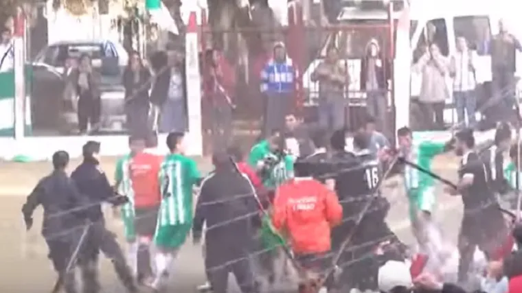 Masovna tučnjava u argentinskom nogometu započela je - pasancem na terenu