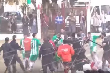 Masovna tučnjava u argentinskom nogometu započela je - pasancem na terenu