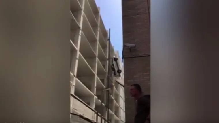 Pao s devetog kata garaže, spasilo ga je pravo čudo