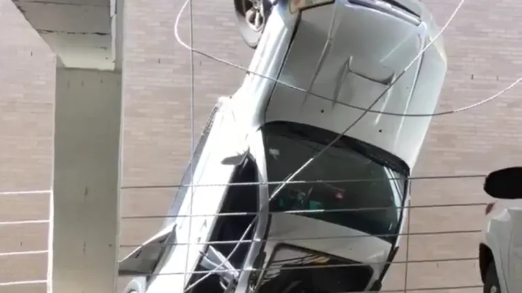 Ubacio auto u brzini i izletio iz zgrade