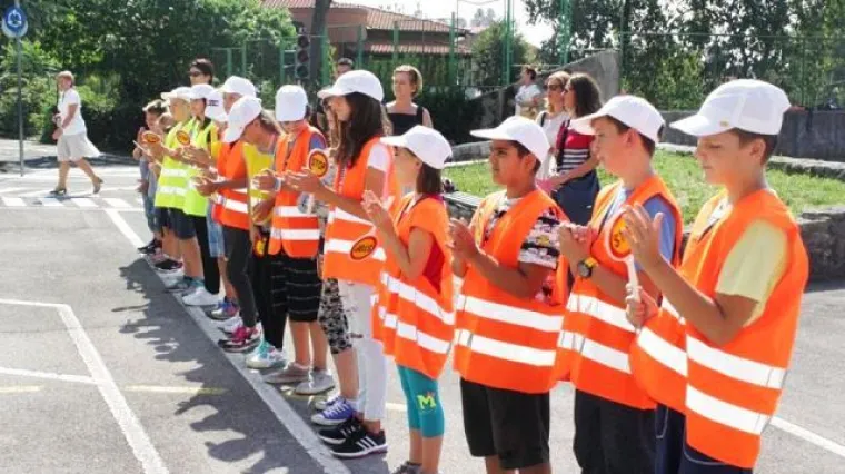 Riječkim učenicima-&scaron;kolskim prometnicima uručene iskaznice za položenu obuku sigurnosti u prometu