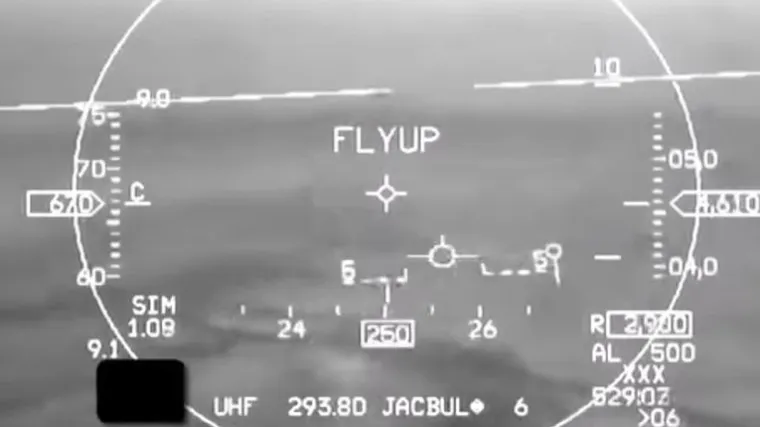 Nakon što se pilot onesvijestio, zrakoplov sam preuzeo kontrolu i spriječio pad