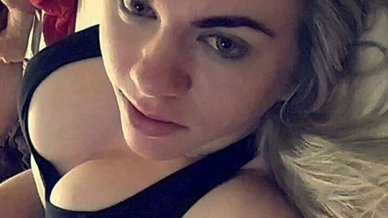 Seksi plavu&scaron;a polugola utrčala na travnjak za vrijeme utakmice