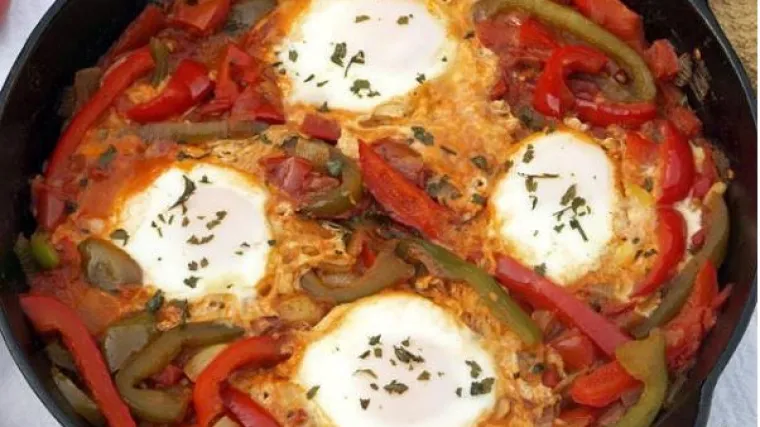 Brzinski ručak: Zapečena jaja s paprikama u umaku od rajčice