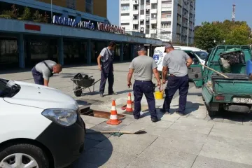 KAKVA INTERVENCIJA U SL. BRODU: Komunalci sa šest vozila došli zakrpati napuklu cijev