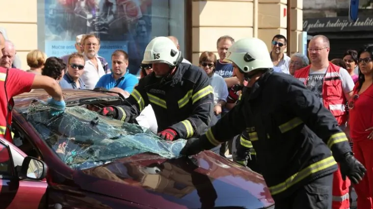 Tramvaj u Osijeku naletio na auto, ozlijeđene dvije trudnice izvlačili vatrogasci