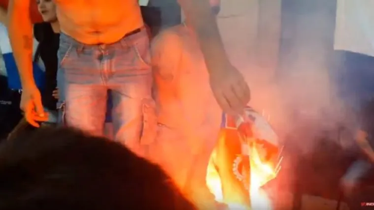 Kaznene prijave dvojici koji su u Kninu zapalili zastavu Srbije