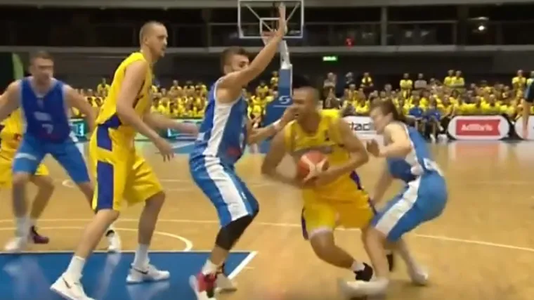 Mladi ko&scaron;arka&scaron; BiH u&scaron;ao u igru i stravično slomio nogu