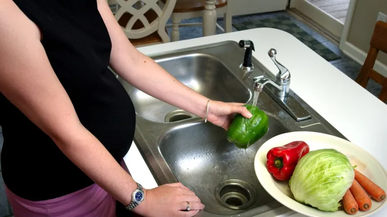 'Imam dvoje djece i treće na putu, a on me ostavio zbog 22-godišnjakinje. Kaže da se želi zabavljati'