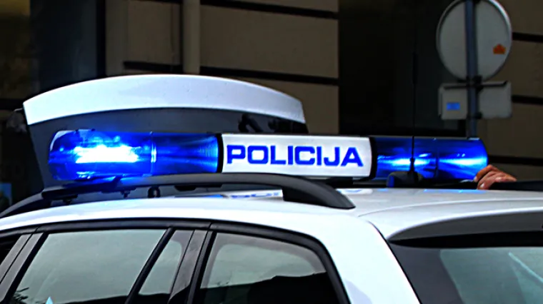 Mu&scaron;karac maltretirao majku i suprugu, a zatim s ocem nasrnuo na policajce