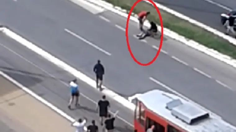 Izvukli navijača Partizana iz tramvaja i brutalno ga premlatili