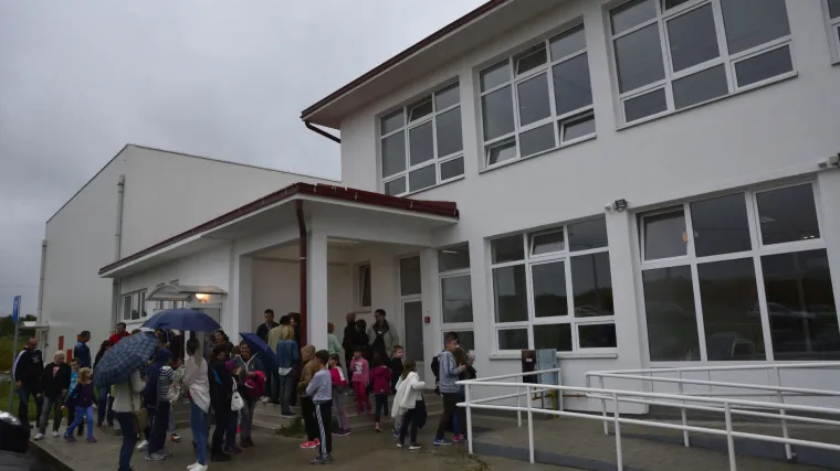 Djeca već pet godina idu u staru, derutnu &scaron;kolu umjesto u novu, koja postoji, ali nema uporabnu dozvolu