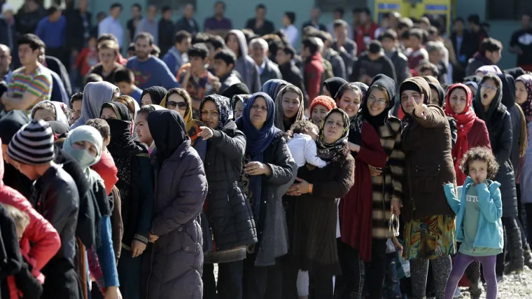 Vatra je podmetnuta? Tisuće migranta bježe od požara u izbjegličkom kampu na Lezbosu