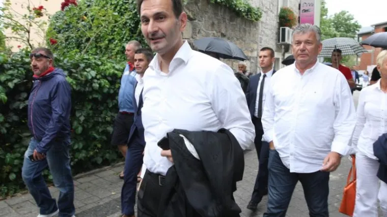 'Je li gospodin Kovač ministar Hrvatske ili banke Unicredit?'