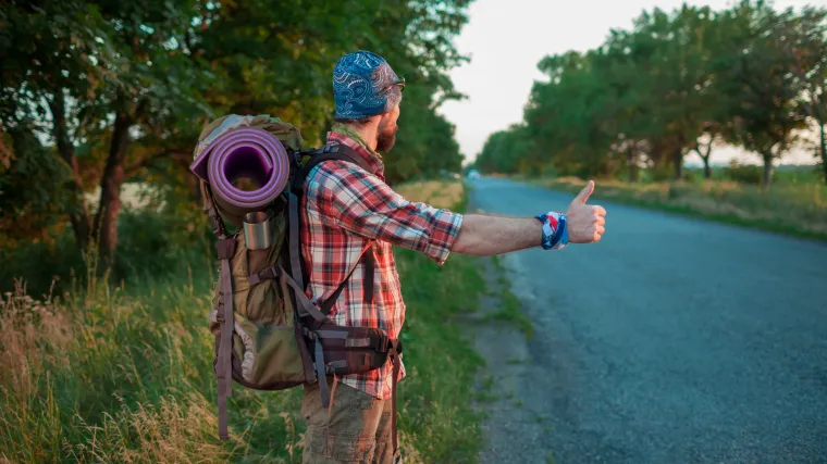 Autostoper danima čekao da ga netko poveze pa bijesan 'počupao' prometne znakove: 'Ova zemlja bi se trebala zvati Nazi Zeland!'