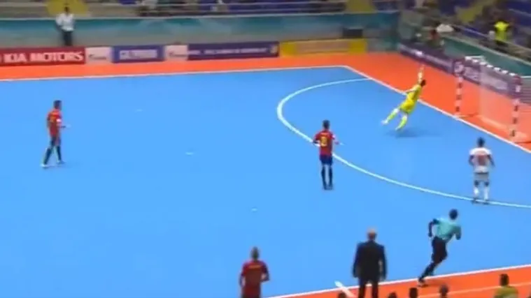 Uzeo loptu u svoje noge i zabio nemoguće