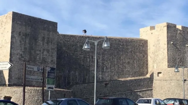 Turisti riskiraju živu glavu radi &scaron;to bolje fotografije Dubrovnika
