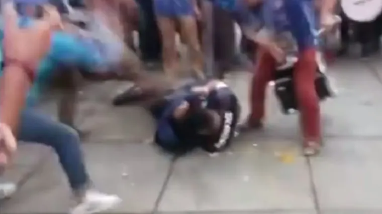 Iživljavali se na neistomišljeniku koji je ležao na tlu