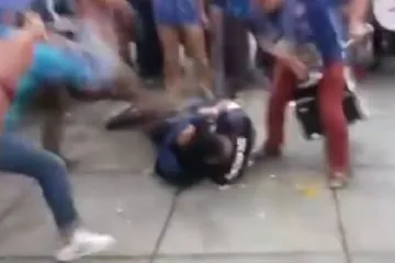 Iživljavali se na neistomišljeniku koji je ležao na tlu