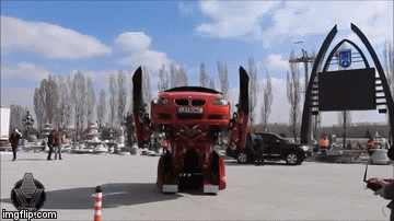 Pogledajte kako se auto pretvara u robota