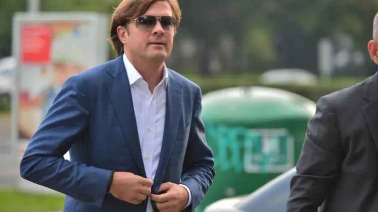 Milan Popović ispred sudnice zatražio policajca