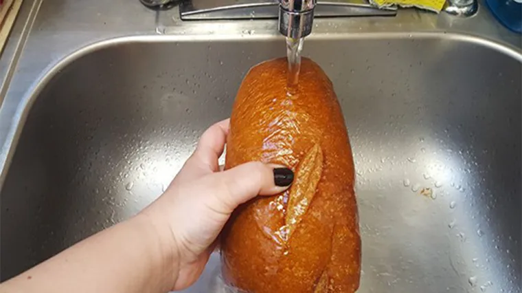 Probali smo i odlično je ispalo: Genijalan trik za osvježavanje starog kruha