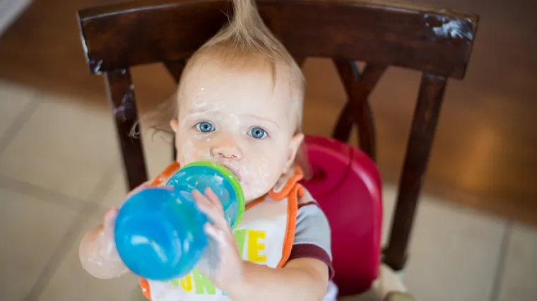 Pije li va&scaron;a beba dovoljno vode? Evo kada joj i u kojoj količini ponuditi tekućinu
