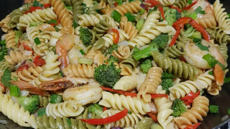 Brzinski ručak: &Scaron;arena tjestenina s kozicama, brokulom i paprikom