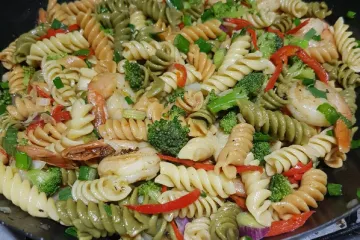 Brzinski ručak: &Scaron;arena tjestenina s kozicama, brokulom i paprikom