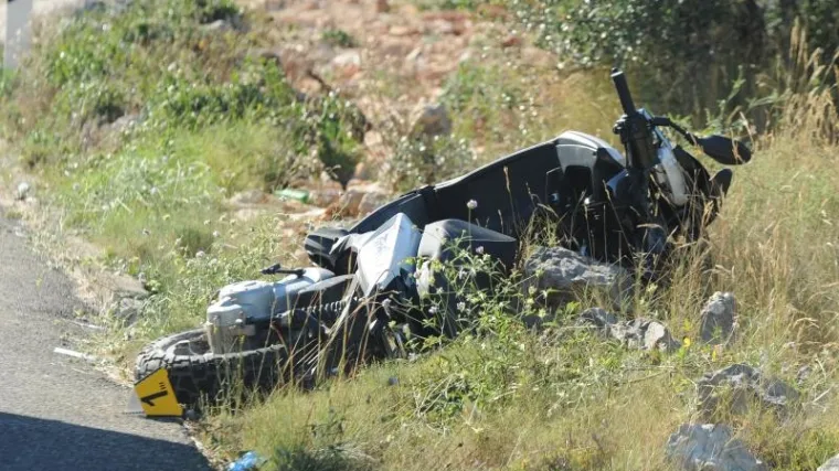 Kod Makarske noćas poginuo mladi motociklist: sletio s ceste i udario u bor