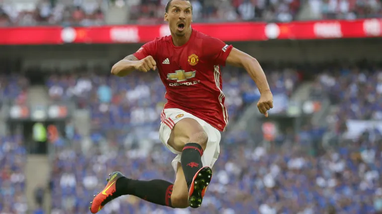 Najčudniji susret ikada: mu&scaron;karac uletio na teren i &scaron;okirao Zlatana, ali i cijeli stadion