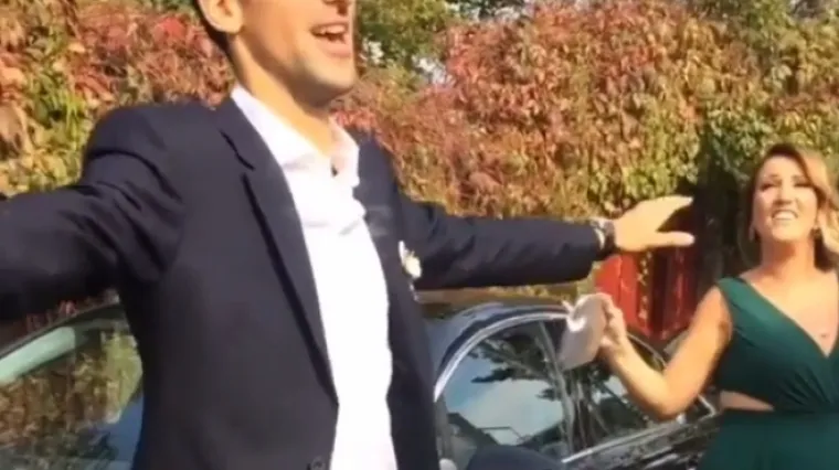 Neka se i Novak malo opusti: Đoković se ponovno uhvatio mikrofona te zapjevao poznati narodnjak