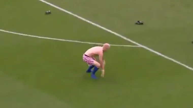 Ovo se ne viđa svaki dan: riba progutala čovjeka za vrijeme utakmice, pa ga ispljunula na centru igrali&scaron;ta