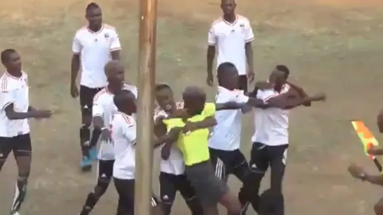 Pokazao mu crveni karton, nogometaš krenuo u šakački obračun