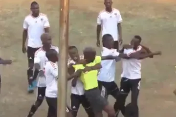 Pokazao mu crveni karton, nogometaš krenuo u šakački obračun