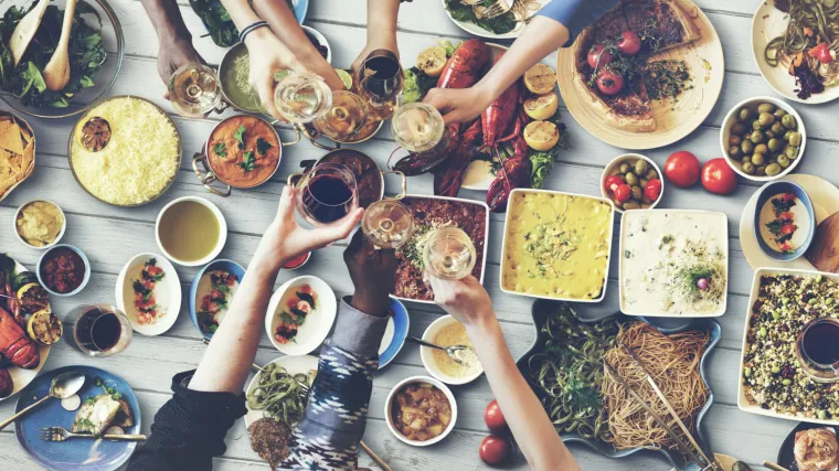 I ne tako dobra navika: Evo zašto nije dobro piti tekućinu dok jedemo