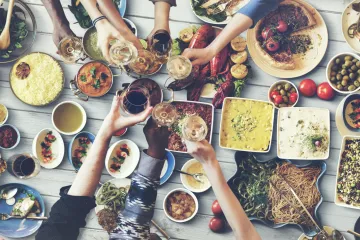 I ne tako dobra navika: Evo zašto nije dobro piti tekućinu dok jedemo