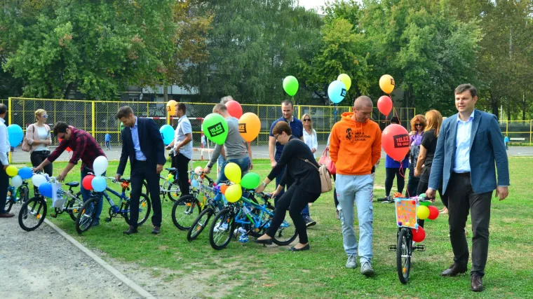 Djelatnici Tele2 sklopili i s Matijom Kvasinom donirali 22 bicikla Centru za autizam