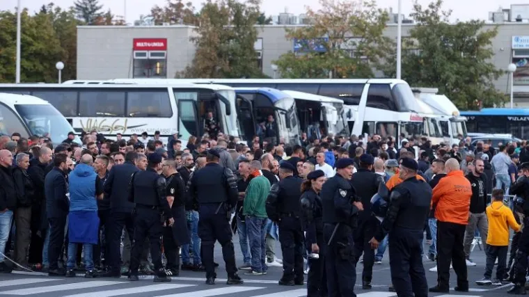 Ispod južne maksimirske tribine potukli se Dinamovi i Juventusovi navijači, letjele boce i stolice